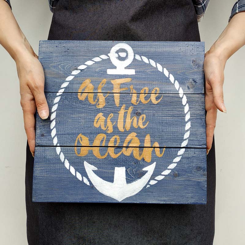 Деревянная табличка с надписью AS FREE AS THE OCEAN - описание и стоимость изделия