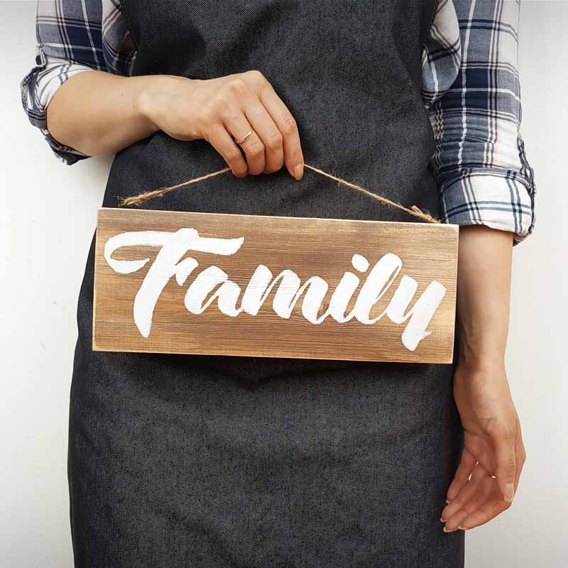 Деревянная табличка с надписью FAMILY - описание и стоимость изделия Деревянная табличка с надписью FAMILY - описание и стоимость изделия