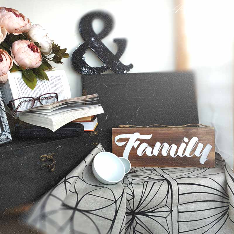Деревянная табличка с надписью FAMILY - иллюстрация товара №4