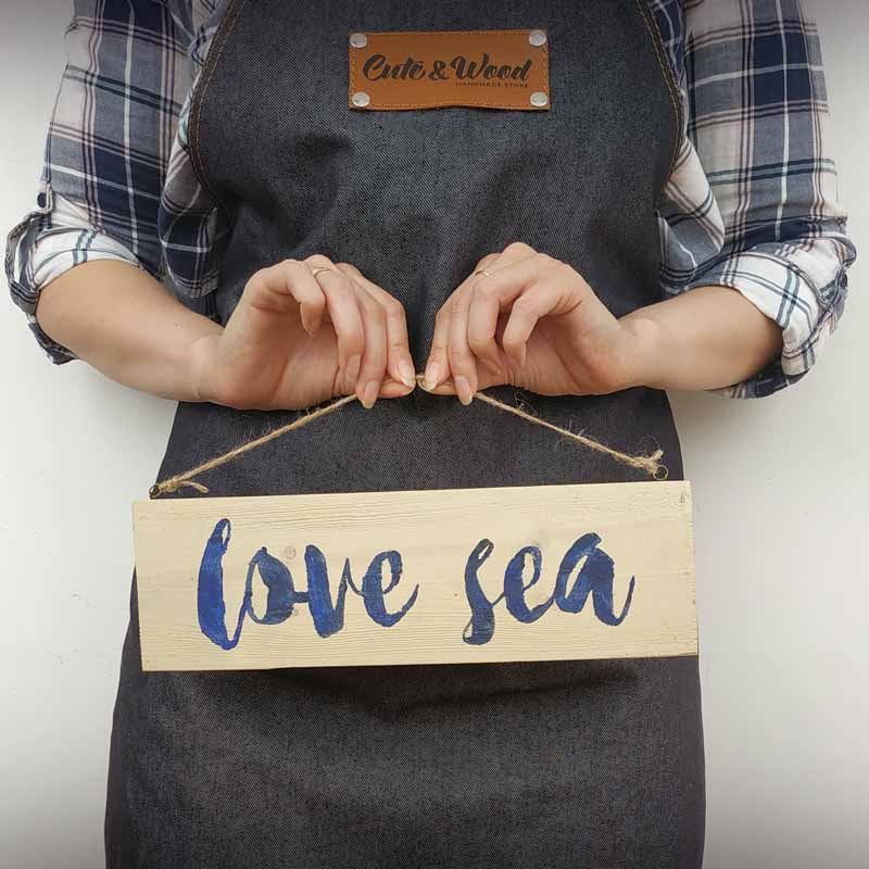 Деревянная табличка с надписью LOVE SEA - иллюстрация товара №1