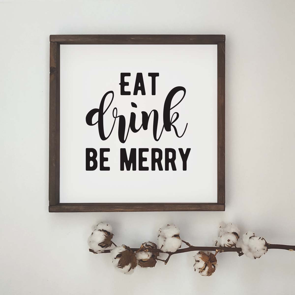 Декоративное панно с надписью EAT DRINK BE MERRY