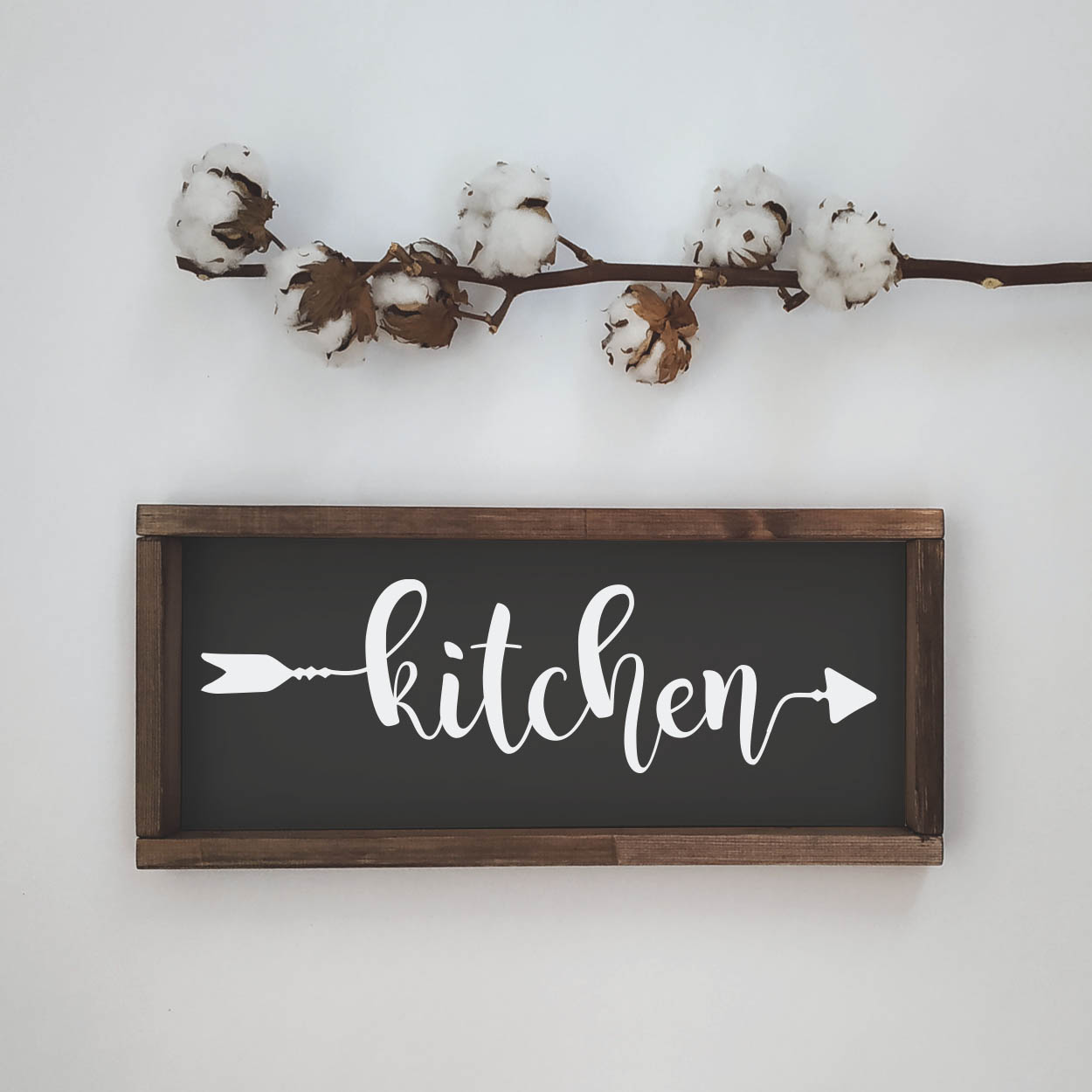 Декоративное панно указатель с белой надписью KITCHEN - иллюстрация товара №1