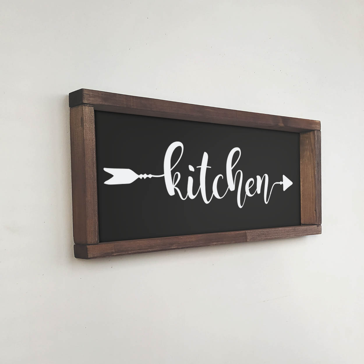 Декоративное панно указатель с белой надписью KITCHEN - иллюстрация товара №2