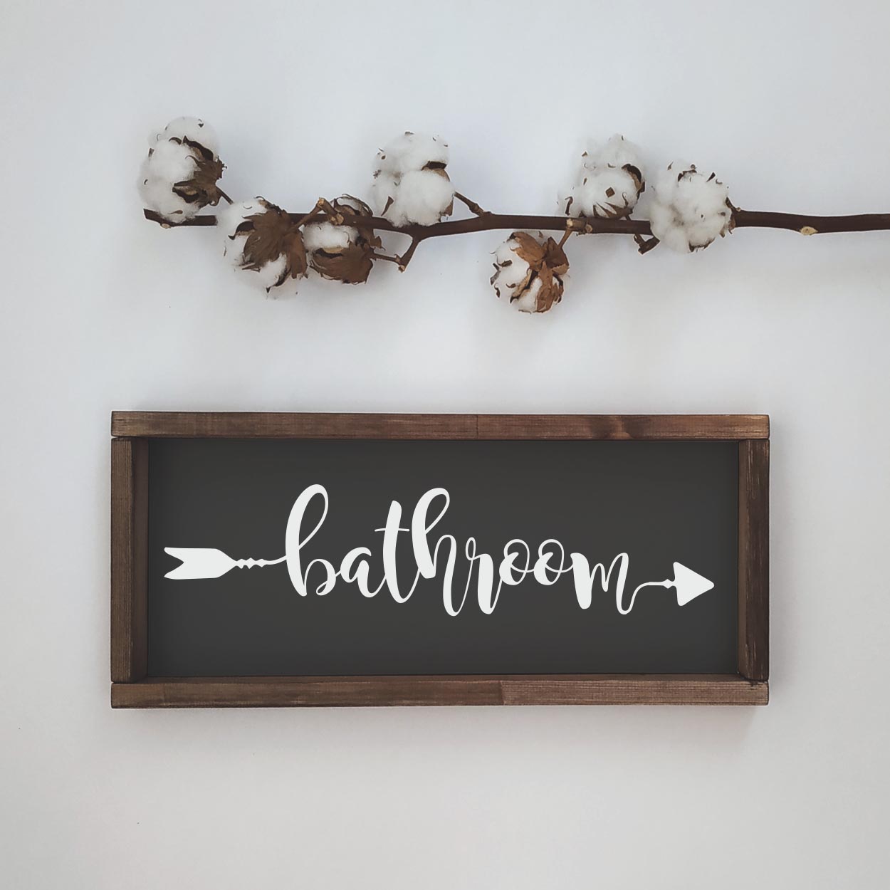 Декоративное панно указатель с белой надписью BATHROOM - иллюстрация товара №1