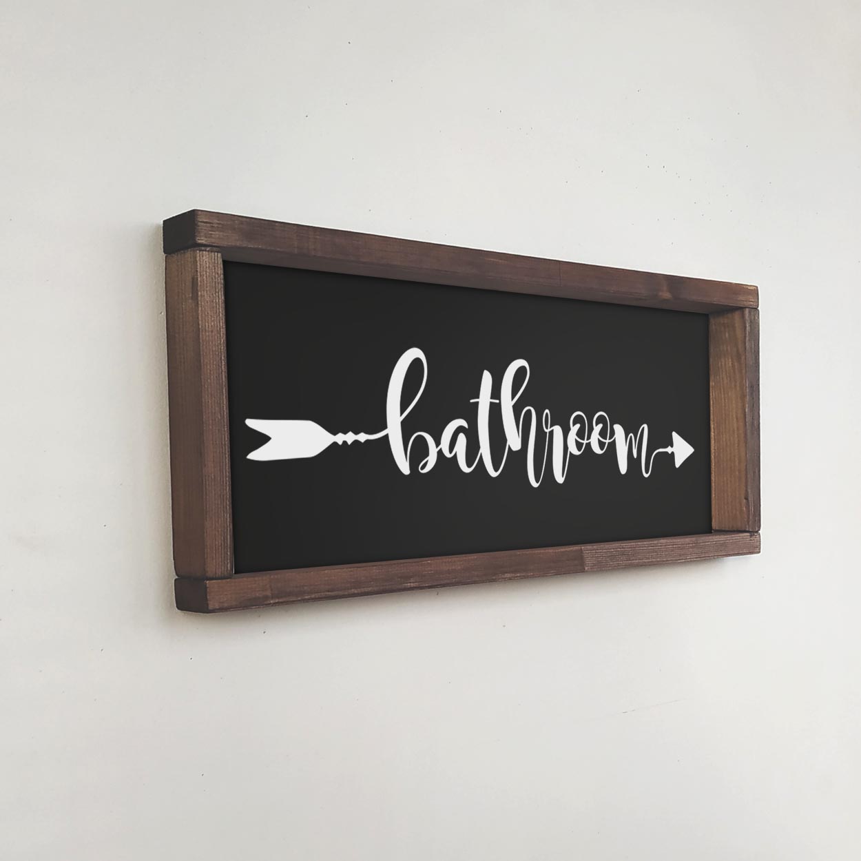 Декоративное панно указатель с белой надписью BATHROOM - иллюстрация товара №2