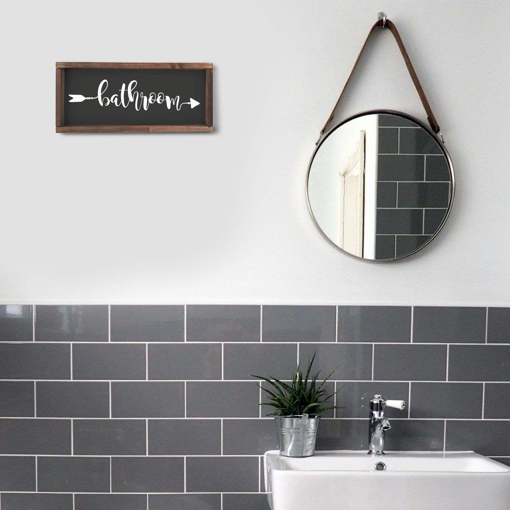 Декоративное панно указатель с белой надписью BATHROOM - иллюстрация товара №3