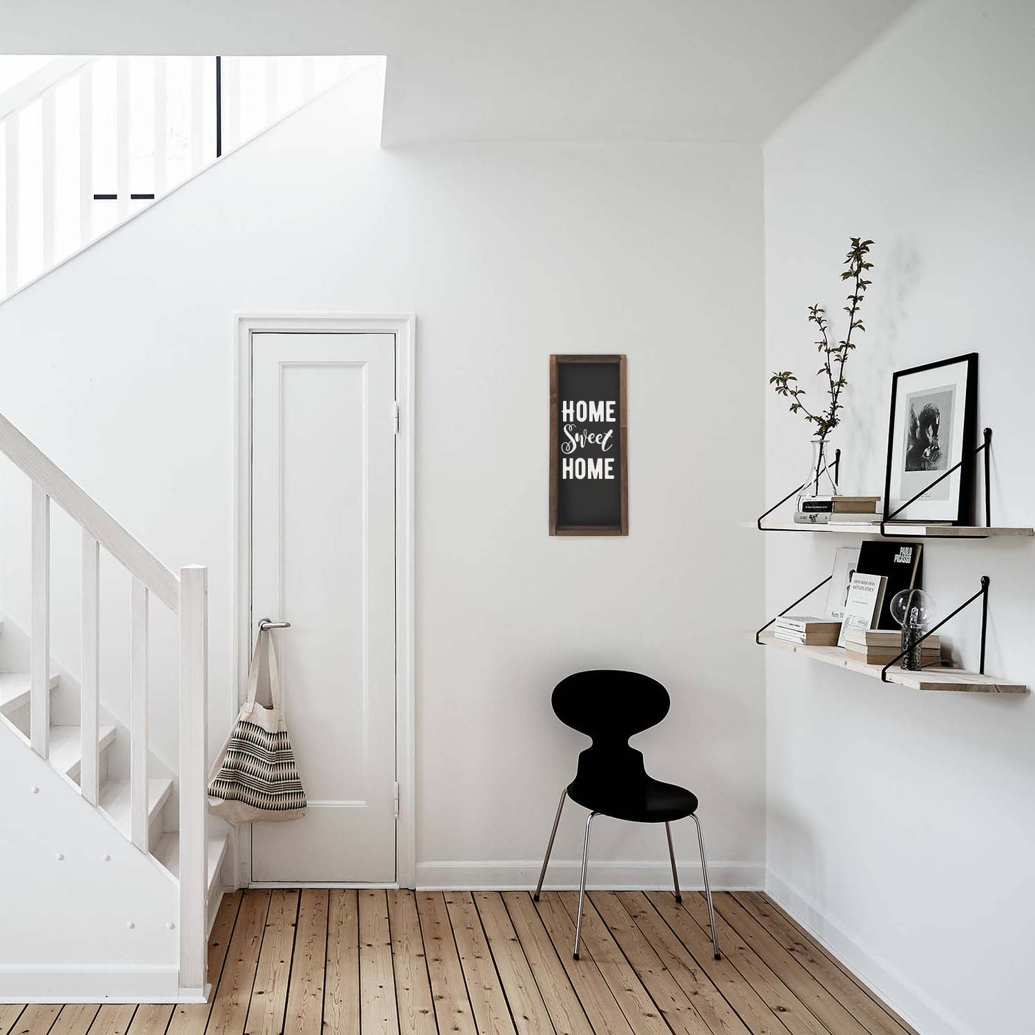 Декоративное панно с белой надписью HOME SWEET HOME - иллюстрация товара №3