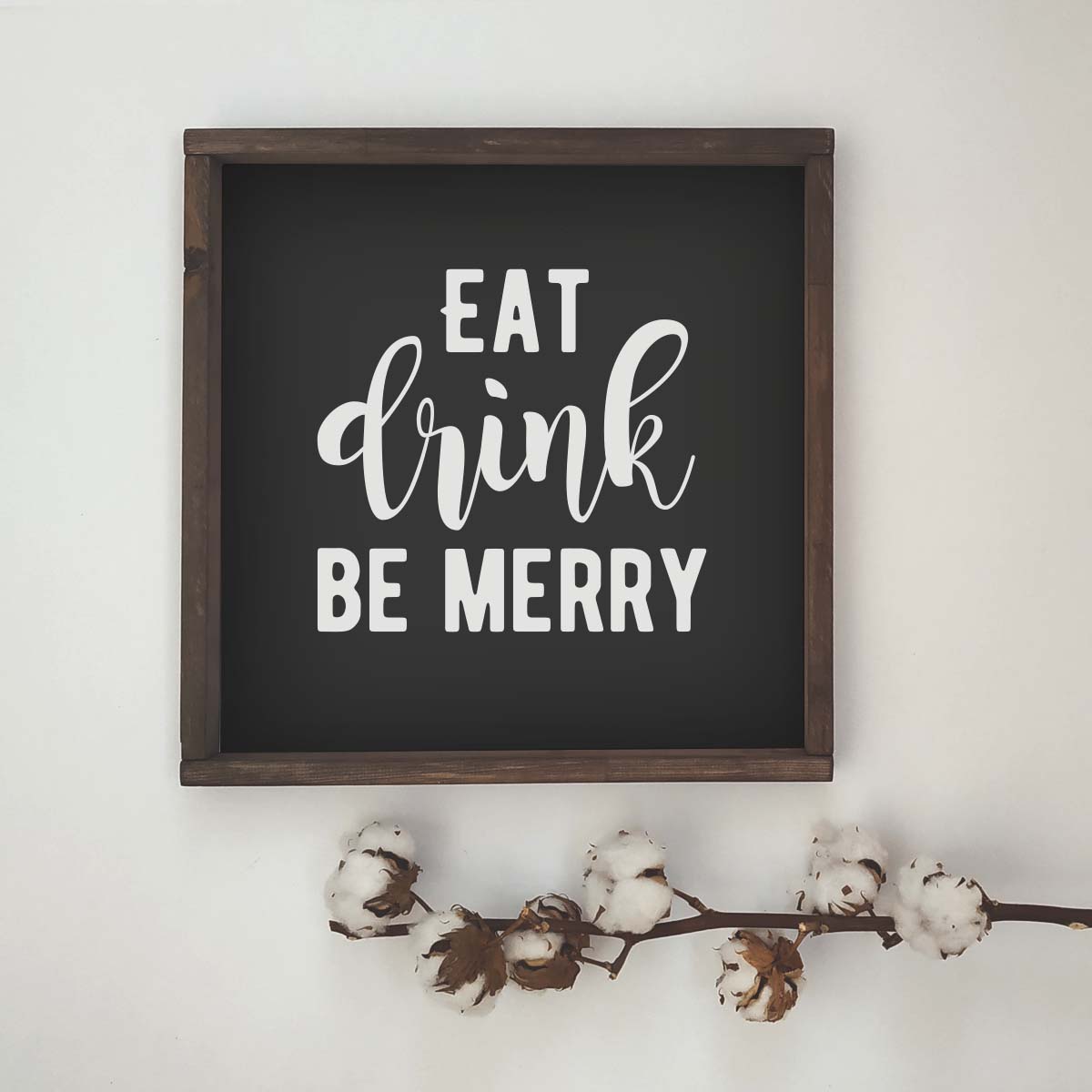 Декоративное панно с белой надписью EAT DRINK BE MERRY - описание и стоимость изделия